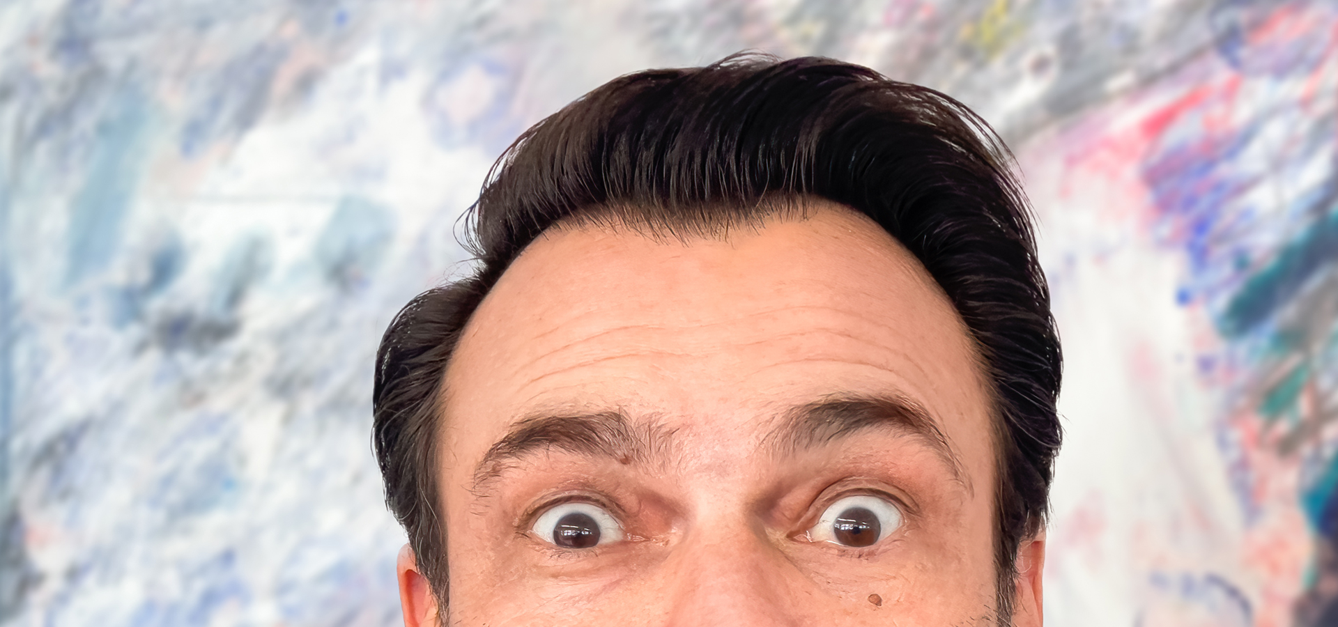 Obere Hälfte des Gesichts eines Mannes mit neugierigem Blick